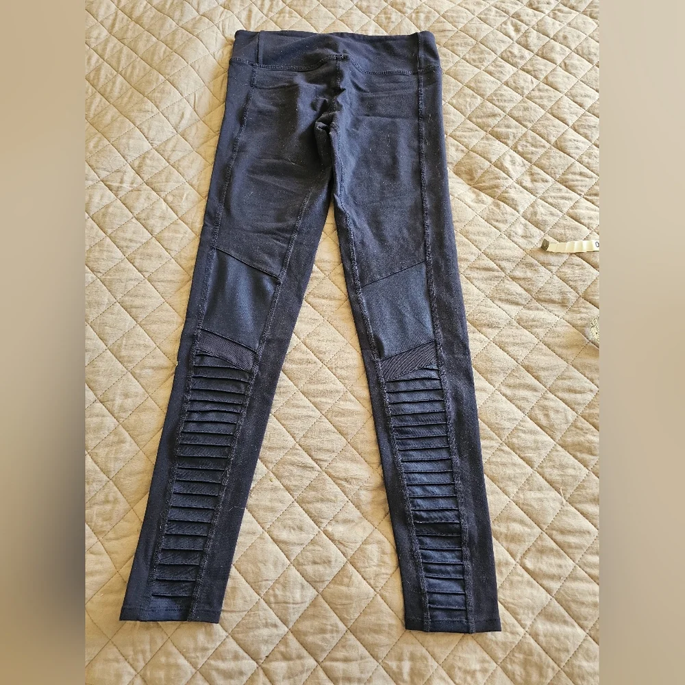 ALO Yoga size tag